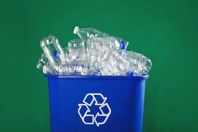 kosz do recyklingu plastikowych butelek